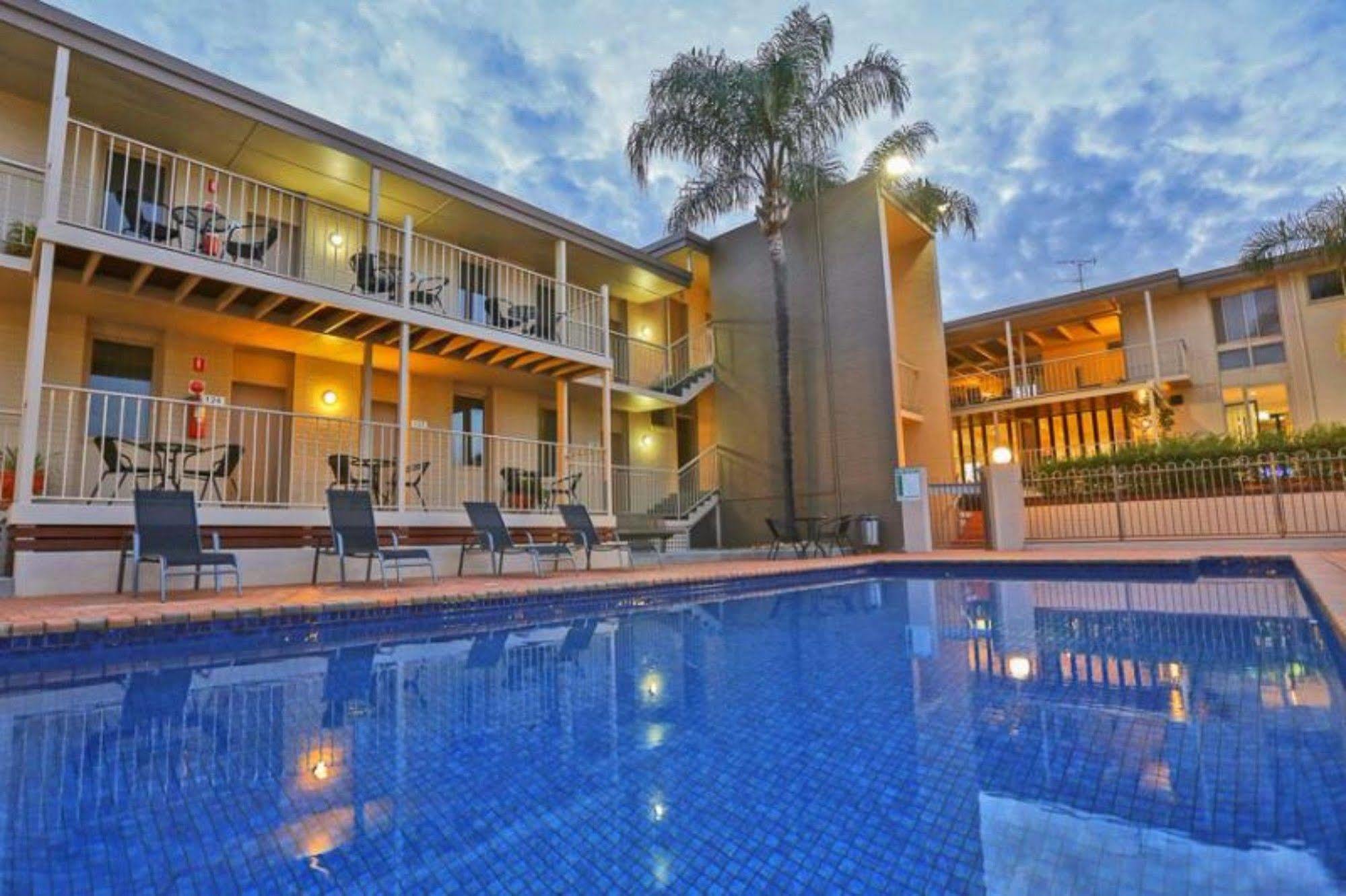 Commodore Mildura Motel Bagian luar foto